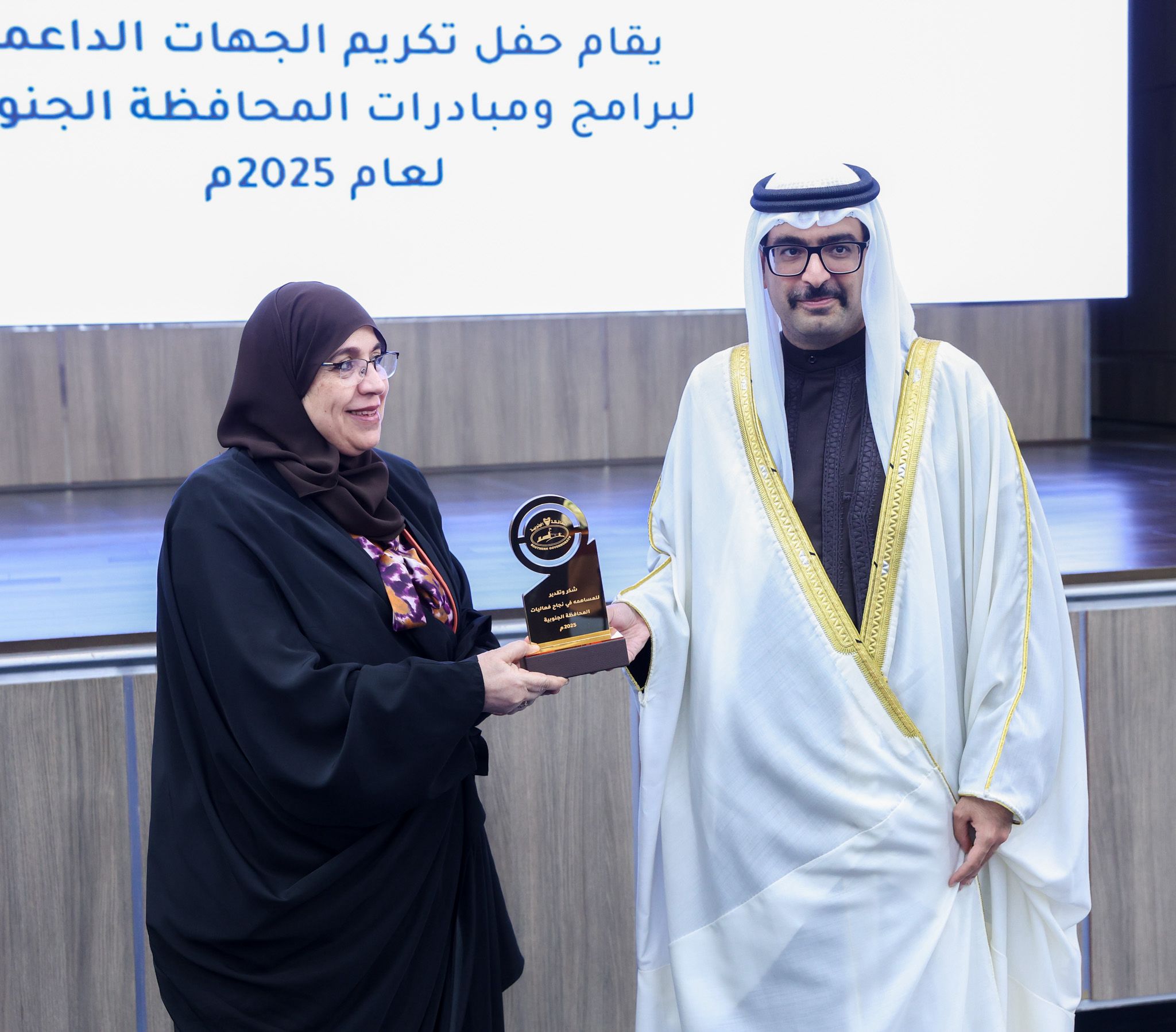 تكريم جمعية النور للبر كواحدة من أبرز الجهات الداعمة والمتعاونة في برامج ومبادرات المحافظة ضمن فئة مؤسسات المجتمع المدني