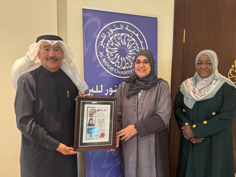 رئيسة جمعية النور للبر ونائبتها تتسلمان وثيقة التميز الدولي في مجال المسؤولية المجتمعية